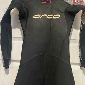 Orca S4 long sleeve wet suit in size medium . It is in good condition.